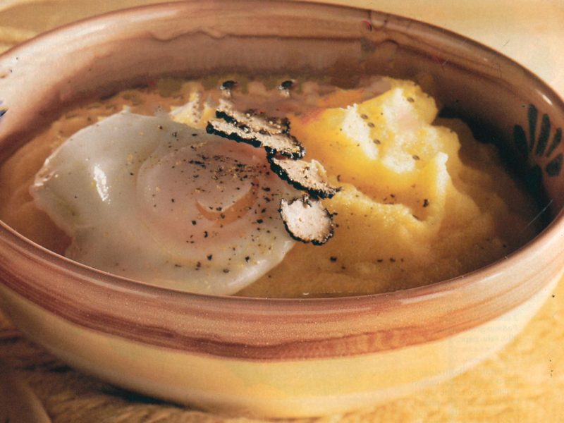 Polenta con uova al tegamino al tartufo